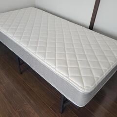 ニトリのマットレスとアマゾンで購入したベットフレームの画像