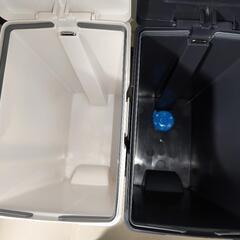 ゴミ箱 30L　蓋付き・ペダル式 白＋黒 2個セットの画像