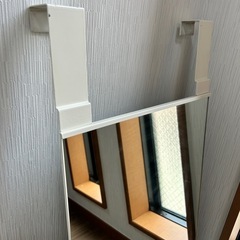 ドアに掛けられるオシャレな鏡の画像
