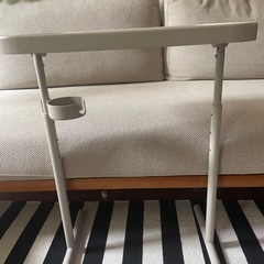 IKEA ホワイト折りたたみデスク カップホルダー付きの画像