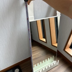 ドアに掛けられるオシャレな鏡の画像