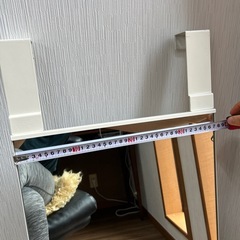 ドアに掛けられるオシャレな鏡の画像