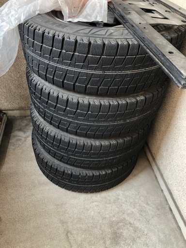車のパーツ　タイヤ　冬のタイヤ