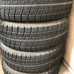 車のパーツ　タイヤ　冬のタイヤの画像