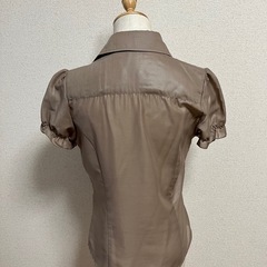 フリルブラウスの画像