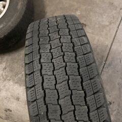 スタッドレスタイヤ　ホイール　セット　195/80R15　107/105L　15×6Jの画像
