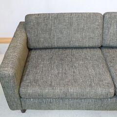 ACME FURNITURE(アクメファニチャー) JETTY(ジェティ) 2.5Pソファ。直線的なフォルムと落ち着きのあるカラーの2シーターソファは男前インテリアはもちろん北欧スタイルとも相性が抜群の画像