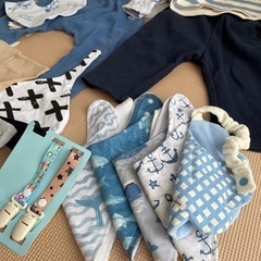 ベビー服とアクセサリーの画像