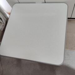 白いこたつ机の画像