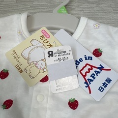 【新品未使用】50-60サイズ　いちご柄ロンパースの画像