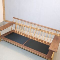飛騨の家具メーカー柏木工(KASHIWA)の人気シリーズ"CIVIL/シビル"の3人掛けソファです。ウォールナット材とオーク材のコンビネーションが美しい、北欧スタイルのシンプルな3人掛けソファ♪の画像
