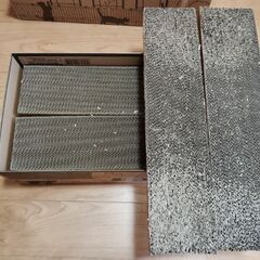 猫用爪研ぎ縦型レッド1個（未開封）、横置き詰替え8本入×2個の画像