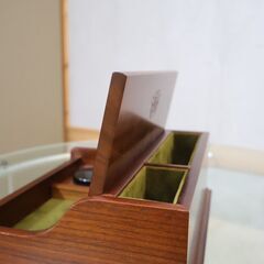 WOODREX(ウッドレックス)の美しい杢目が特徴的な印鑑ケースです。温かみのある木の色合いと滑らかな質感が魅力的。コンパクトなサイズでデスクや棚にスッキリと収まり場所を取りません♪の画像