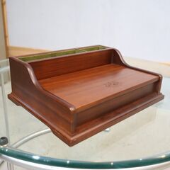 WOODREX(ウッドレックス)の美しい杢目が特徴的な印鑑ケースです。温かみのある木の色合いと滑らかな質感が魅力的。コンパクトなサイズでデスクや棚にスッキリと収まり場所を取りません♪の画像