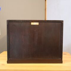 松本民芸家具の凸面小引出しのご紹介です。ミズメザクラ無垢材を使用したクラシカルなフォルムの和・洋問わず活躍するコンパクトな整理箪笥です。シンプルな中に上品さを感じさせるデザインが魅力的♪の画像