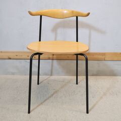 CRASH GATE(クラッシュゲート)/NOR(ノル)のラウルダイニングチェアです。アッシュ材とスチール脚の異素材の組み合わせがスッキリと洗練された印象のセミアームチェアです。の画像