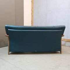 人気のkarimoku(カリモク家具)よりWT33シリーズ、本革を使用した3人掛けソファです！コンパクトでありながらシートはゆったりとした上品なデザインのレザートリプルソファ♪の画像