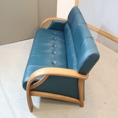 人気のkarimoku(カリモク家具)よりWT33シリーズ、本革を使用した3人掛けソファです！コンパクトでありながらシートはゆったりとした上品なデザインのレザートリプルソファ♪の画像
