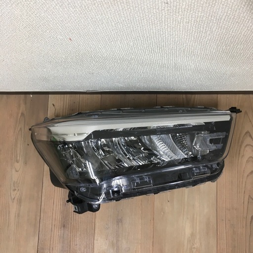 トヨタ  ライズ右側ヘッドライト❗️