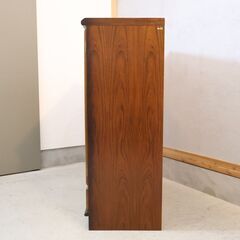 Karimoku(カリモク家具)の人気シリーズCOLONIAL(コロニアル)のキャビネット/ガラス扉です。アメリカンカントリースタイルのクラシカルなサイドボードはお部屋を上品な空間に♪の画像