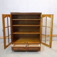 Karimoku(カリモク家具)の人気シリーズCOLONIAL(コロニアル)のキャビネット/ガラス扉です。アメリカンカントリースタイルのクラシカルなサイドボードはお部屋を上品な空間に♪の画像