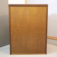 Karimoku(カリモク家具)の人気シリーズCOLONIAL(コロニアル)のキャビネット/ガラス扉です。アメリカンカントリースタイルのクラシカルなサイドボードはお部屋を上品な空間に♪の画像