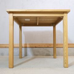 無印良品の稀少なタモ材を使用したダイニングテーブルです♪80×80cmのコンパクトなサイズは2人暮らしにもぴったりな食卓。ナチュラルな北欧スタイルにもおススメです！！の画像