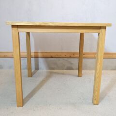 無印良品の稀少なタモ材を使用したダイニングテーブルです♪80×80cmのコンパクトなサイズは2人暮らしにもぴったりな食卓。ナチュラルな北欧スタイルにもおススメです！！の画像