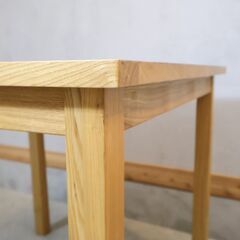 無印良品の稀少なタモ材を使用したダイニングテーブルです♪80×80cmのコンパクトなサイズは2人暮らしにもぴったりな食卓。ナチュラルな北欧スタイルにもおススメです！！の画像