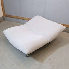 フランスのligne roset(リーンロゼ)のパスカル・ムールグ デザインCALIN(カラン) 1人掛けソファー/ギャッジ付きです。最高のくつろぎを得られるリクライニングソファー♪の画像