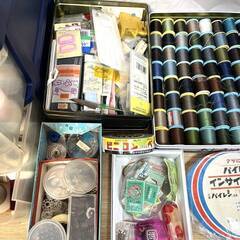【S871】裁縫道具/色々まとめて/ミシン糸/糸/紐/ボタン/裁縫キット/糸切ばさみ/穴あけパンチ/手芸/材料/昭和レトロ/ソーイングボックス/中古の画像