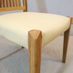 Sturd(スタード) シンプルなオーク材 ダイニングチェア 2脚セット。ハイバックタイプの明るい色合い魅力の食卓椅子。天然木の手触りとベーシックなデザインは北欧スタイルやカフェスタイルなどにオススメの画像
