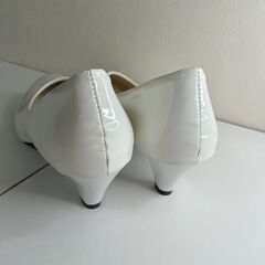 新品 25cm ホワイト パンプス ミュール 光沢感 ツヤ ローヒール サンダルの画像