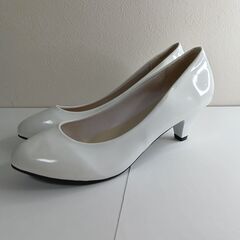 新品 25cm ホワイト パンプス ミュール 光沢感 ツヤ ローヒール サンダルの画像
