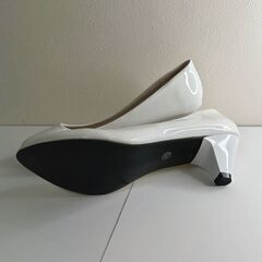 新品 25cm ホワイト パンプス ミュール 光沢感 ツヤ ローヒール サンダルの画像