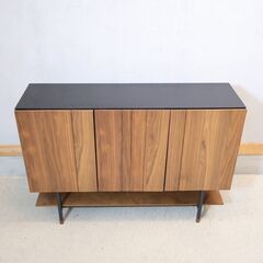 KIRITSU MOKKO(起立木工)で取り扱われていたノーブル キャビネットです。桐×ウォルナットを使用した重厚感のあるサイドボード。直線的なフォルムとシックな色合いが空間をモダンな印象に。の画像