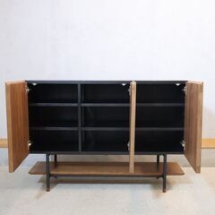 KIRITSU MOKKO(起立木工)で取り扱われていたノーブル キャビネットです。桐×ウォルナットを使用した重厚感のあるサイドボード。直線的なフォルムとシックな色合いが空間をモダンな印象に。の画像