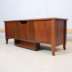 TOKAI KAGU(東海家具)のVenezia(ベネチア) テレビボード。マホガニー材の質感とタッセルがデザインされた把手がクラシカルなデザインが印象的なローボード。IDC OTSUKA(大塚家具)の画像