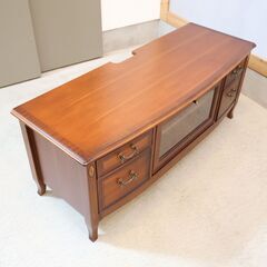 TOKAI KAGU(東海家具)のVenezia(ベネチア) テレビボード。マホガニー材の質感とタッセルがデザインされた把手がクラシカルなデザインが印象的なローボード。IDC OTSUKA(大塚家具)の画像