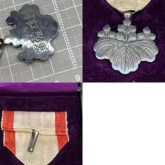 B307　勲七等青色桐葉章 旧日本軍 勲章 箱付 大日本帝国　ヴィンテージ　旧日本軍 当時物 戦前  大日本帝国 陸軍 海軍 軍隊 コレクション 勲章 記章 箱付 大日本帝国 日本軍の画像