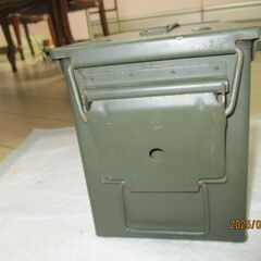 鉄でできた箱　アメリカ軍の放出品の画像