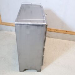 DULTON(ダルトン)のスチール製 カップボードです。食器や大切なコレクションの見せる収納が叶う食器棚。インダストリアルな空間に迎え入れたいキャビネットは男前インテリアのアクセントのに♪の画像