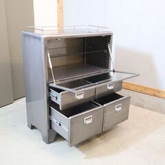 DULTON(ダルトン)のスチール製 カップボードです。食器や大切なコレクションの見せる収納が叶う食器棚。インダストリアルな空間に迎え入れたいキャビネットは男前インテリアのアクセントのに♪の画像