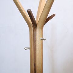 karimoku(カリモク家具)のAU5200 オーク材 ポールスタンドです。シンプルでナチュラルなデザインのポールハンガー。コートやジャケットだけでなく、バッグや帽子などの小物を掛けるにも◎♪の画像