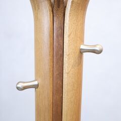 karimoku(カリモク家具)のAU5200 オーク材 ポールスタンドです。シンプルでナチュラルなデザインのポールハンガー。コートやジャケットだけでなく、バッグや帽子などの小物を掛けるにも◎♪の画像