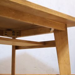 人気のunico(ウニコ)のCORSOシリーズ ダイニングテーブルです。オーク材のナチュラル感と圧迫感の少ないシンプルなデザインはカジュアルなインテリアのアクセントにもなる食卓テーブル♪の画像