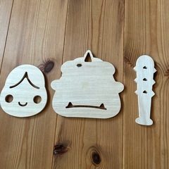 スリーコインズ　木製タペストリーの画像