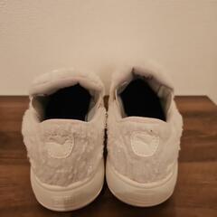 ＜美品＞PUMA　白　モコモコシューズ２４cmの画像