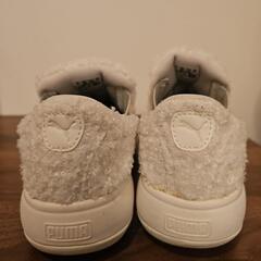 ＜美品＞PUMA　白　モコモコシューズ２４cmの画像