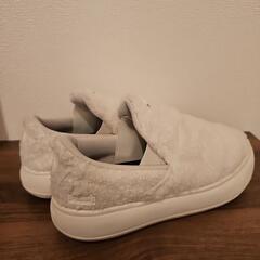 ＜美品＞PUMA　白　モコモコシューズ２４cmの画像